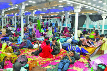 সিলেটমুখী ভাঙাচোরা সড়কে ভোগান্তি বরিশালে লঞ্চের টিকিট শেষ