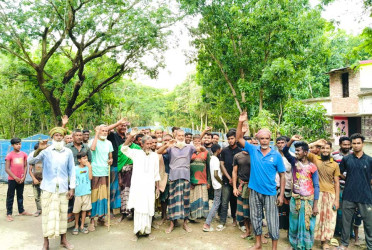 মাঠের রাস্তায় বাঁশের বেড়া, বিপাকে দুই গ্রামের কৃষক
