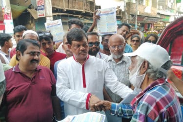 বরিশালে বিএনপির ৩১ দফা দাবির লিফলেট বিতরণ