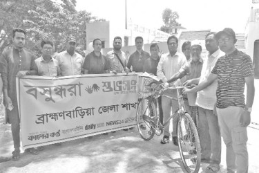 বসুন্ধরা শুভসংঘের বাইসাইকেল উপহার পেলেন পত্রিকা হকার